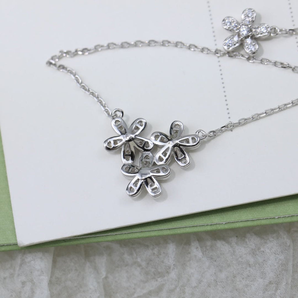Three Flowers Socrate 18K Gold Necklace product image 11, provided for visual reference and product detail review