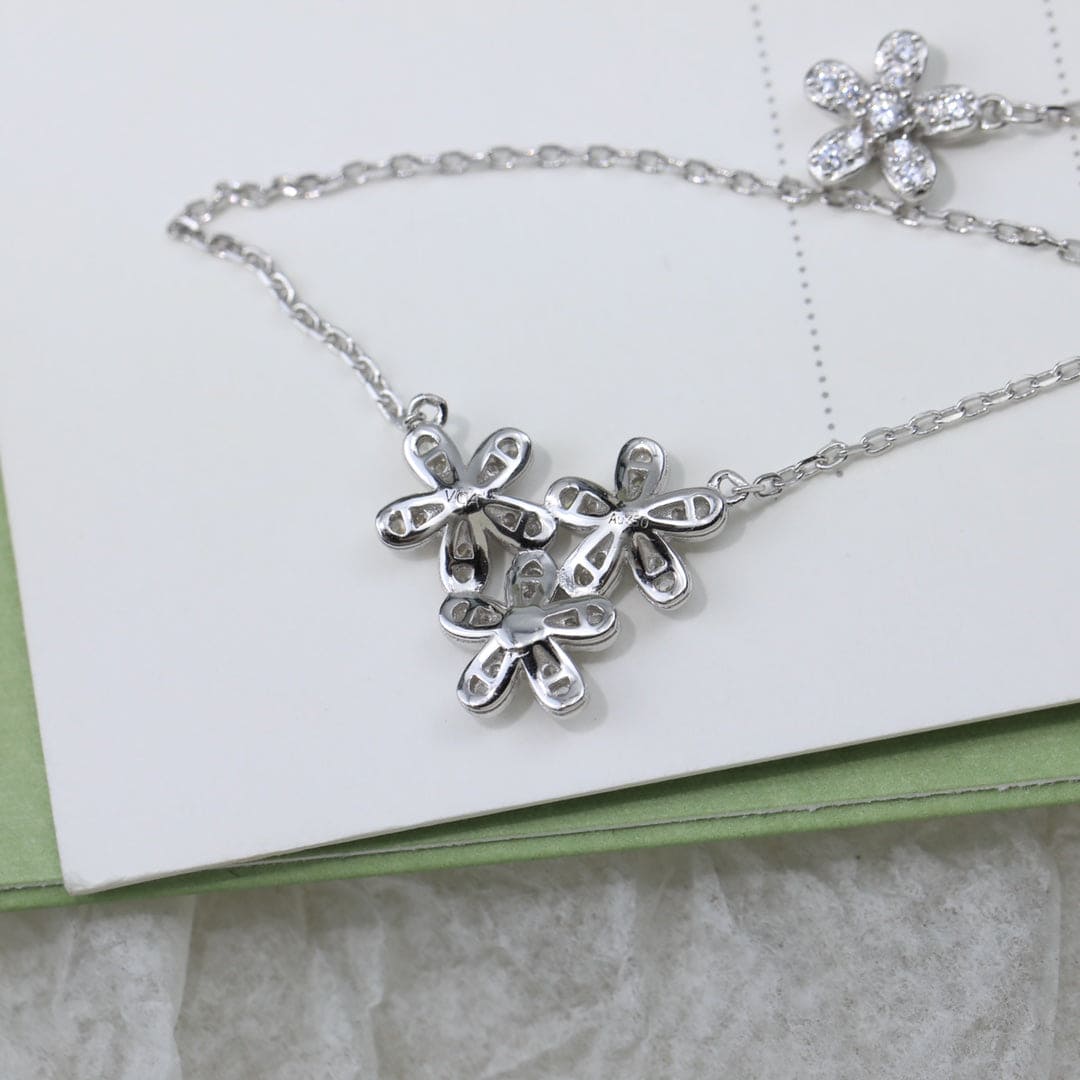 Three Flowers Socrate 18K Gold Necklace product image 11, provided for visual reference and product detail review