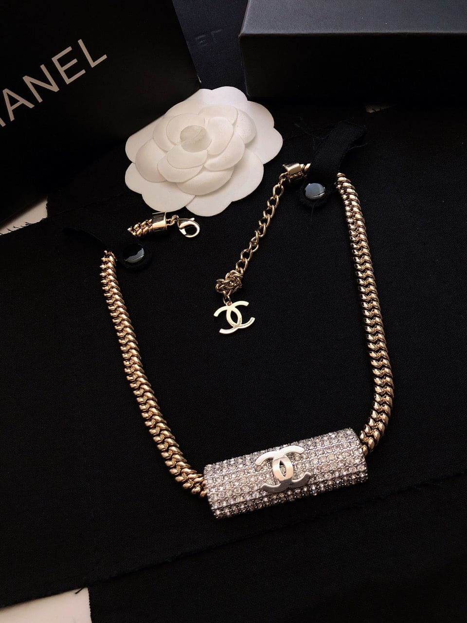 Chanel Diamonds Chain 18K Gold Necklace product image 4, provided for visual reference and product detail review