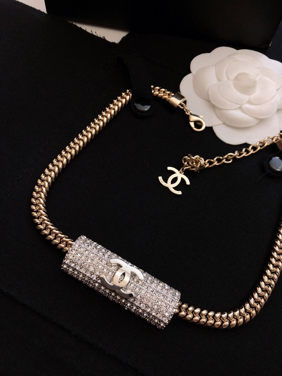 Chanel Diamonds Chain 18K Gold Necklace product image 5, provided for visual reference and product detail review