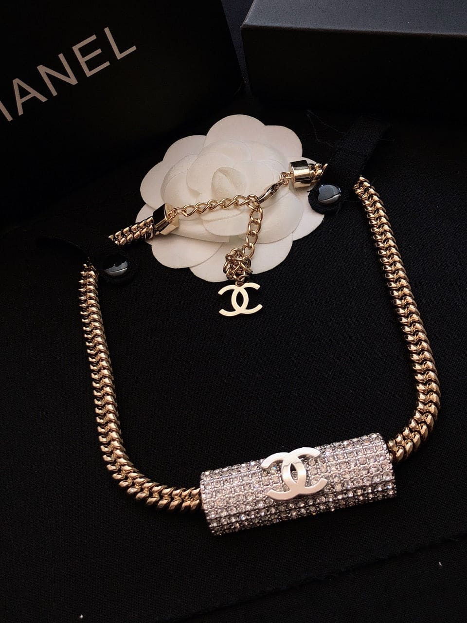Chanel Diamonds Chain 18K Gold Necklace product image 8, provided for visual reference and product detail review