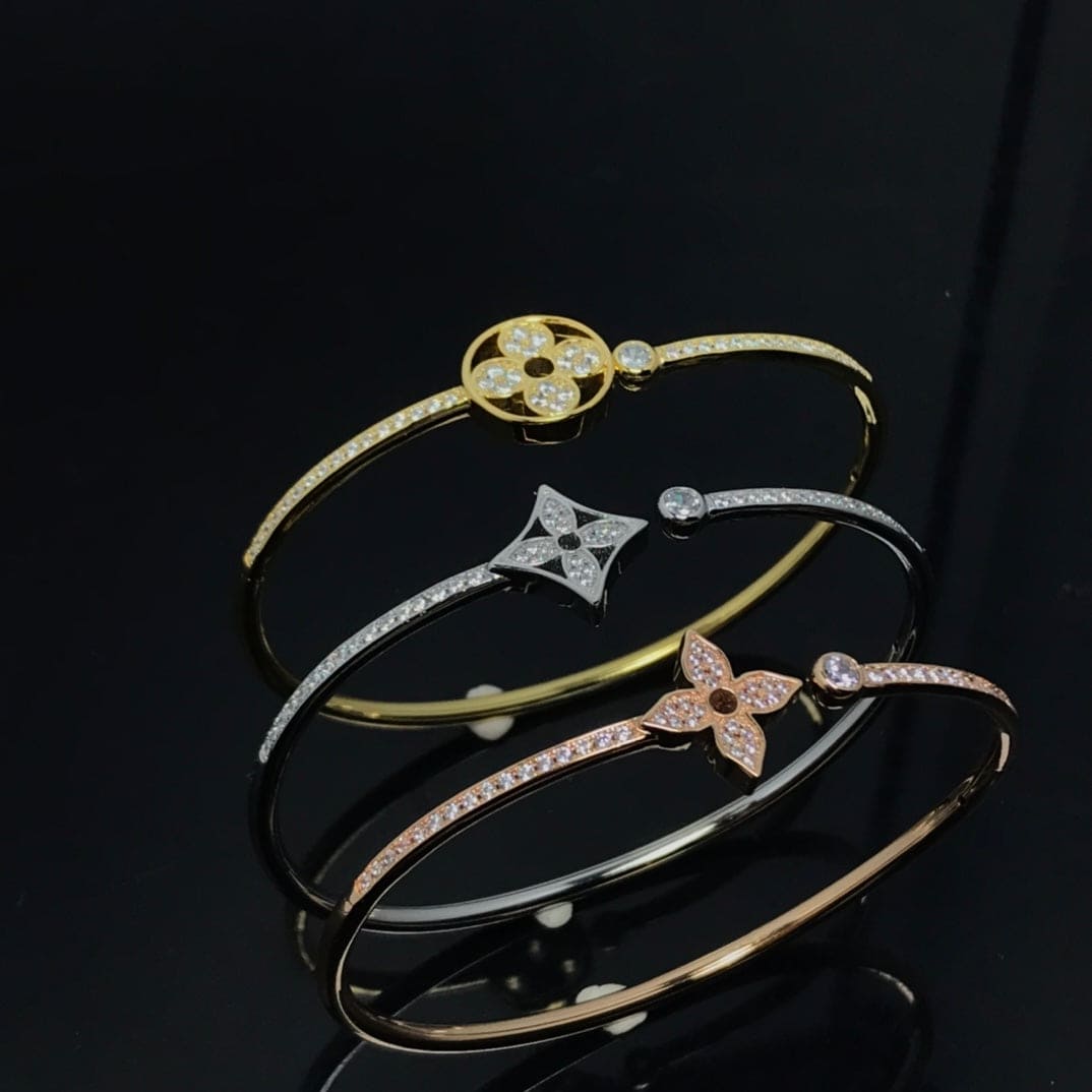 Louis Vuitton Idylle Blossom Twist 18K Gold Bracelet product image 5, provided for visual reference and product detail review
