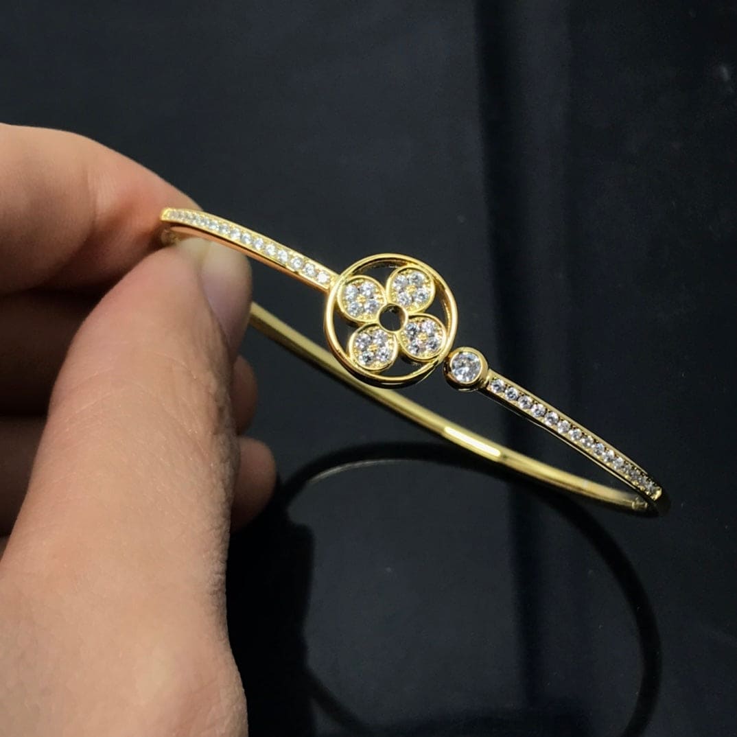 Louis Vuitton Idylle Blossom Twist 18K Gold Bracelet product image 3, provided for visual reference and product detail review