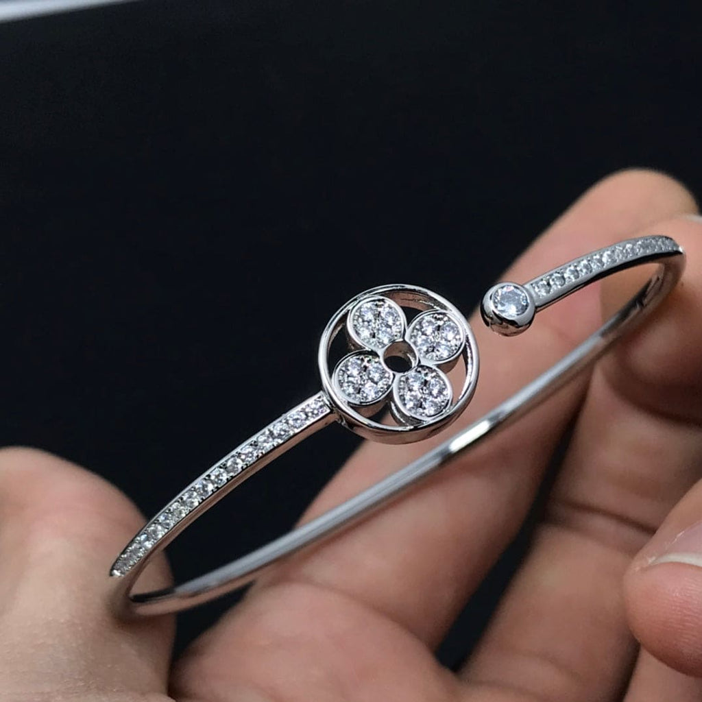 Louis Vuitton Idylle Blossom Twist 18K Gold Bracelet product image 2, provided for visual reference and product detail review