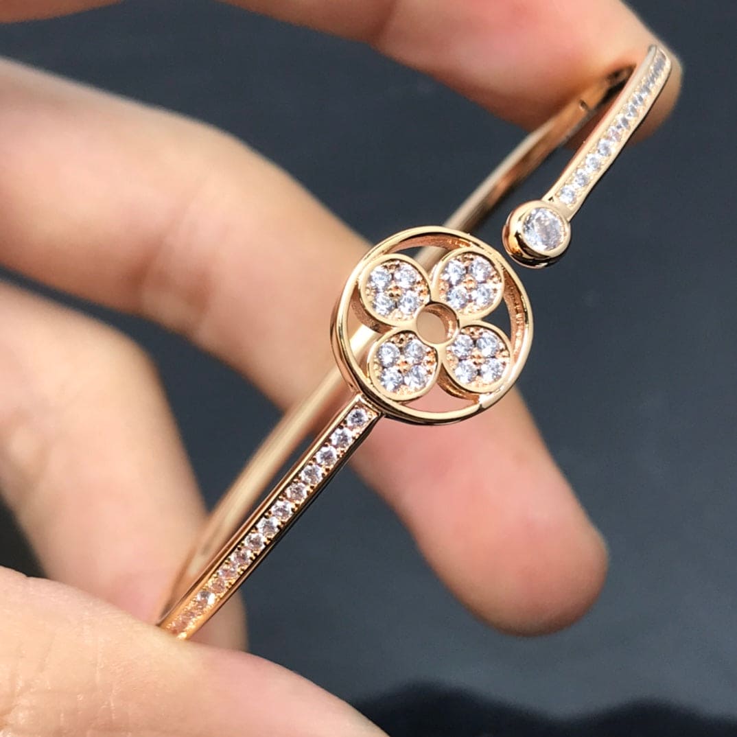 Louis Vuitton Idylle Blossom Twist 18K Gold Bracelet product image 4, provided for visual reference and product detail review