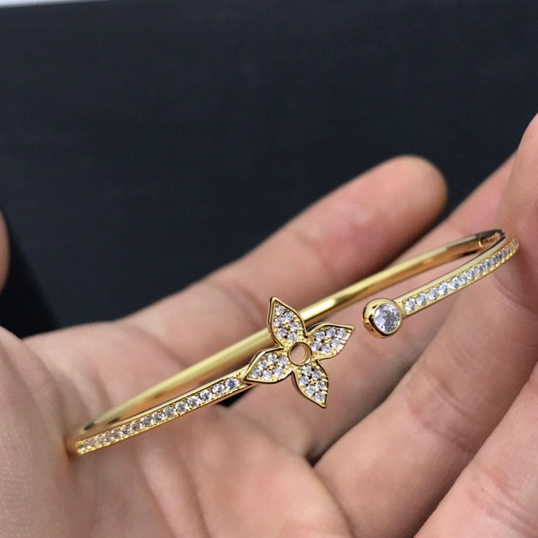 Louis Vuitton Idylle Blossom Twist 18K Gold Bracelet product image 2, provided for visual reference and product detail review