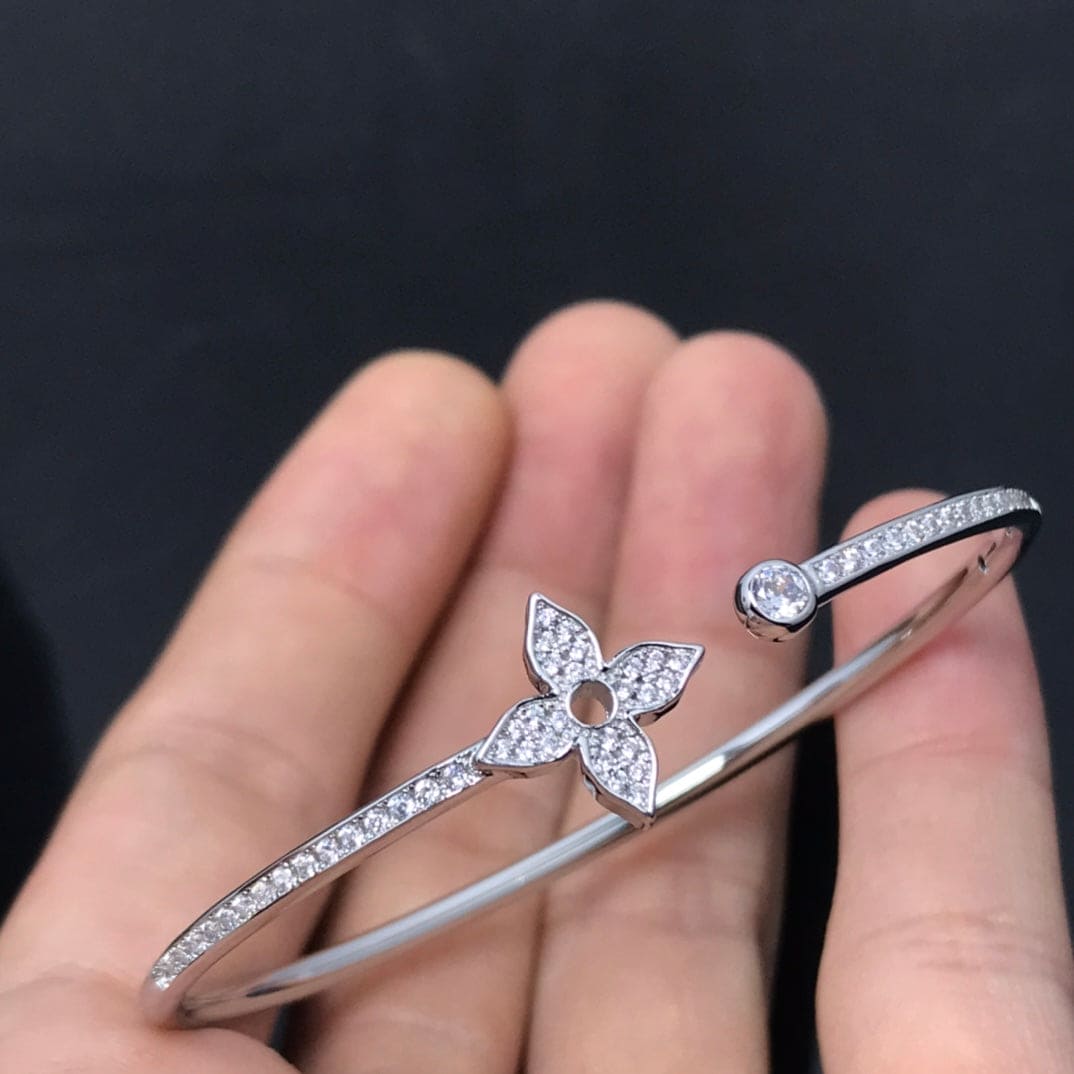 Louis Vuitton Idylle Blossom Twist 18K Gold Bracelet product image 3, provided for visual reference and product detail review