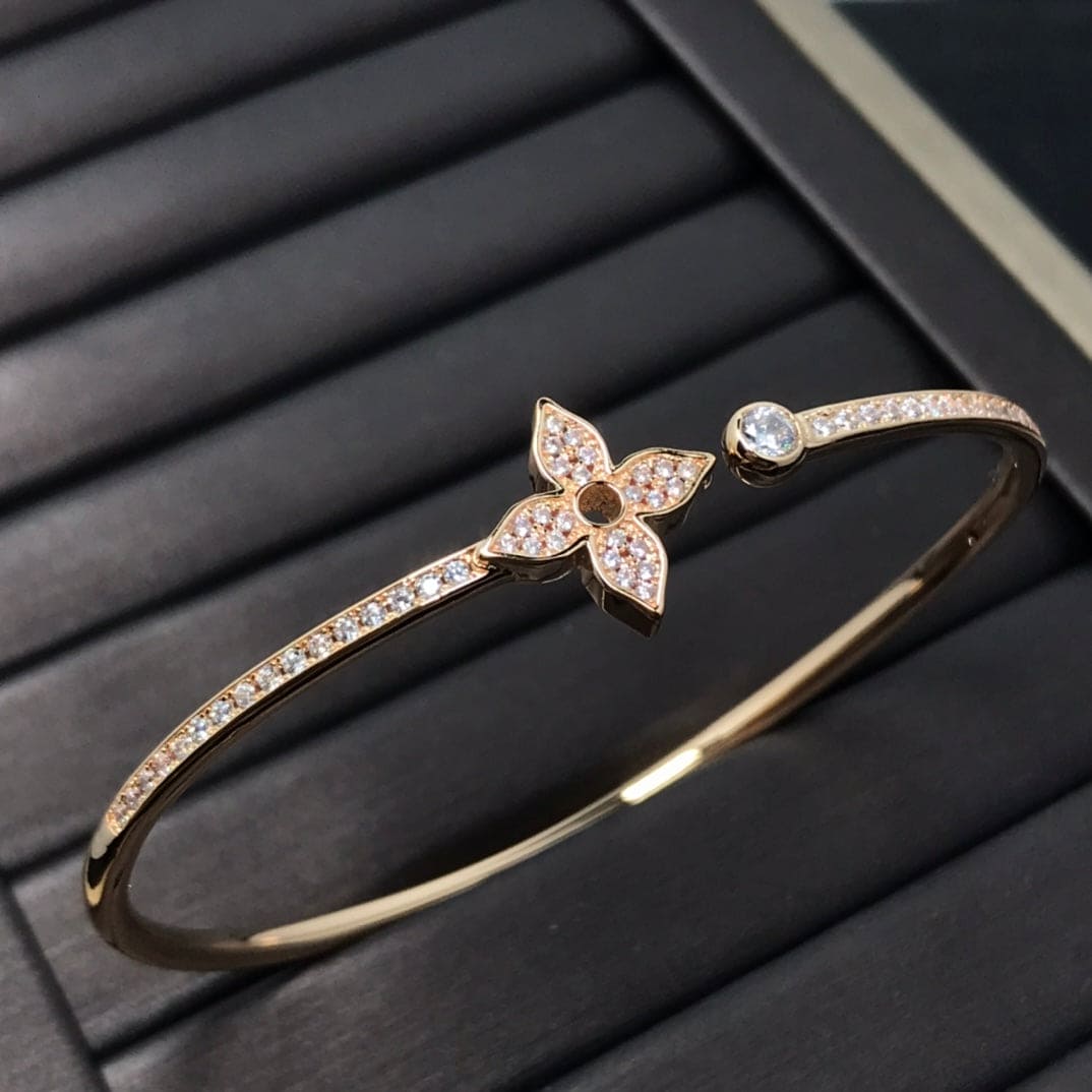 Louis Vuitton Idylle Blossom Twist 18K Gold Bracelet product image 4, provided for visual reference and product detail review