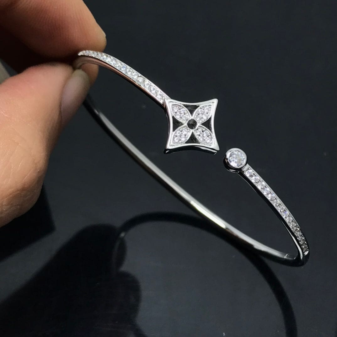 Louis Vuitton Idylle Blossom Twist 18K Gold Bracelet product image 3, provided for visual reference and product detail review