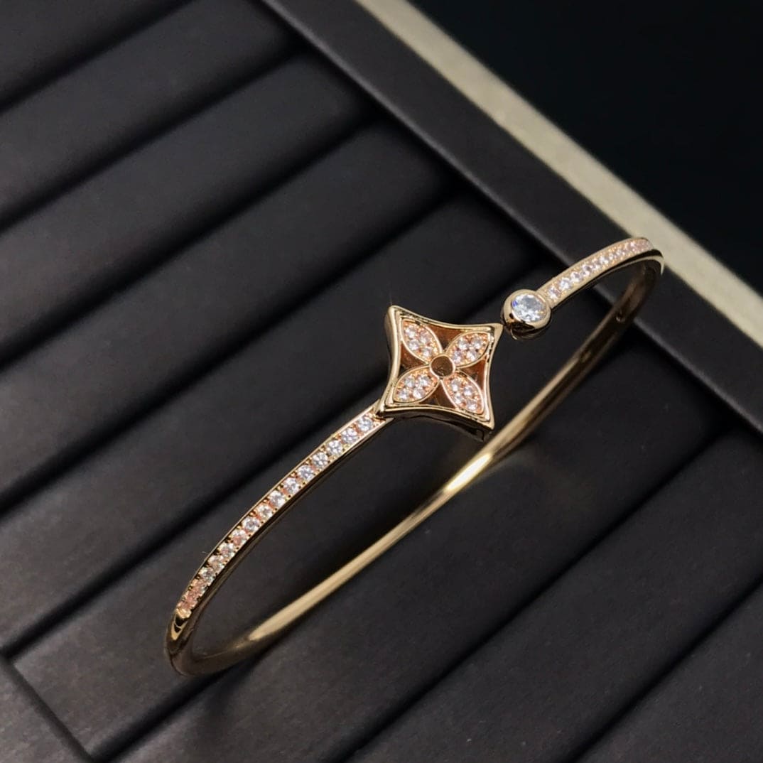 Louis Vuitton Idylle Blossom Twist 18K Gold Bracelet product image 4, provided for visual reference and product detail review