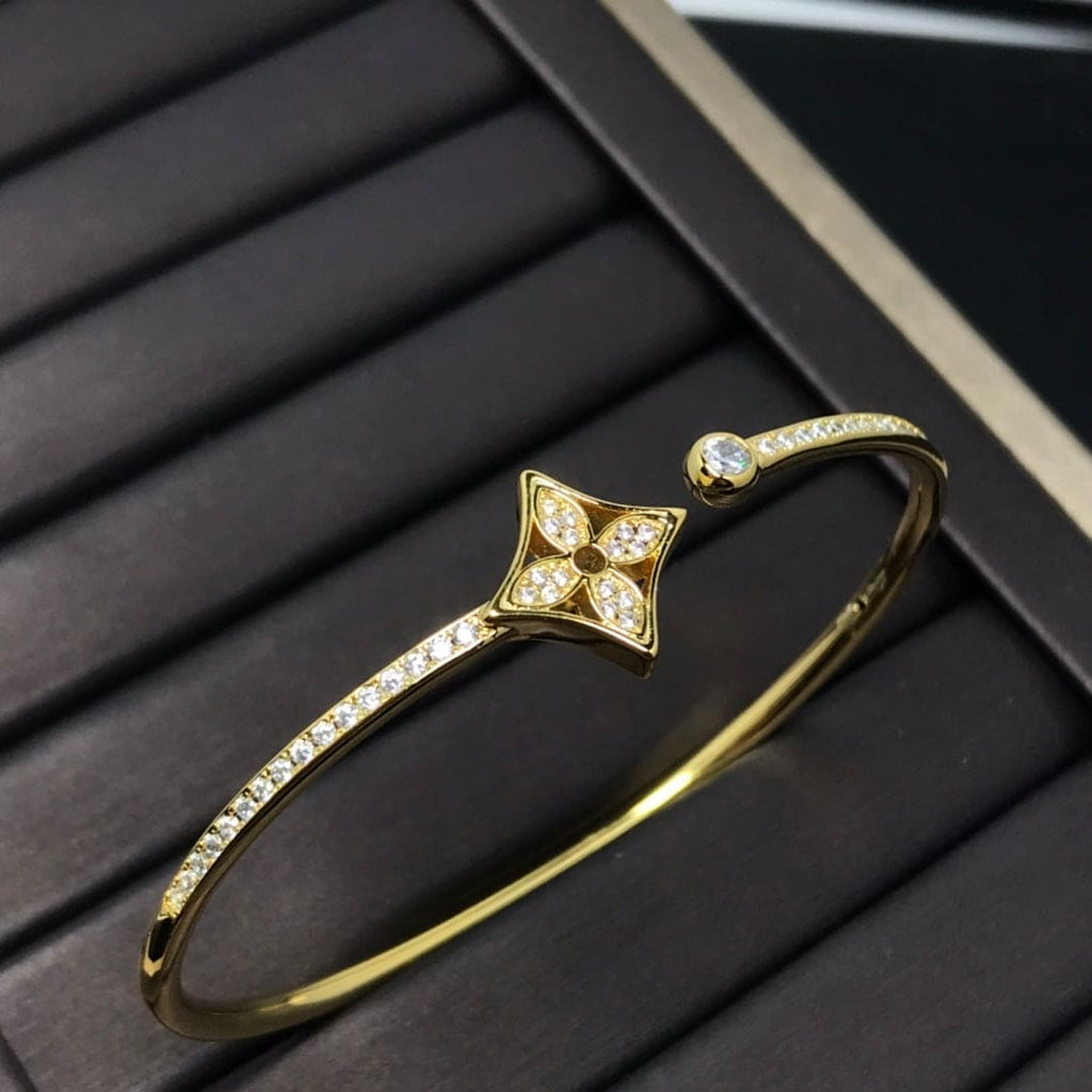 Louis Vuitton Idylle Blossom Twist 18K Gold Bracelet product image 2, provided for visual reference and product detail review