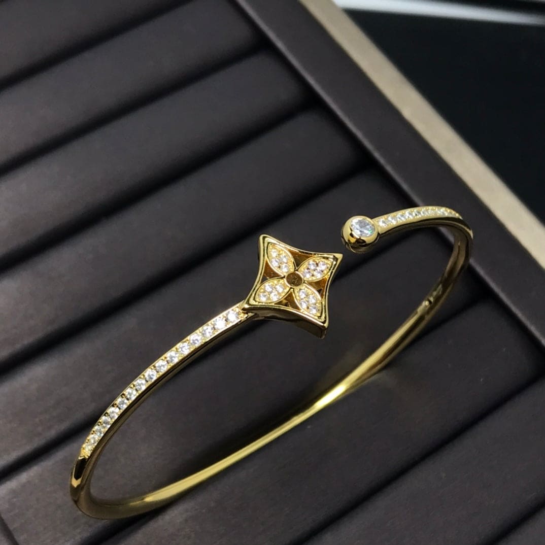 Louis Vuitton Idylle Blossom Twist 18K Gold Bracelet product image 2, provided for visual reference and product detail review