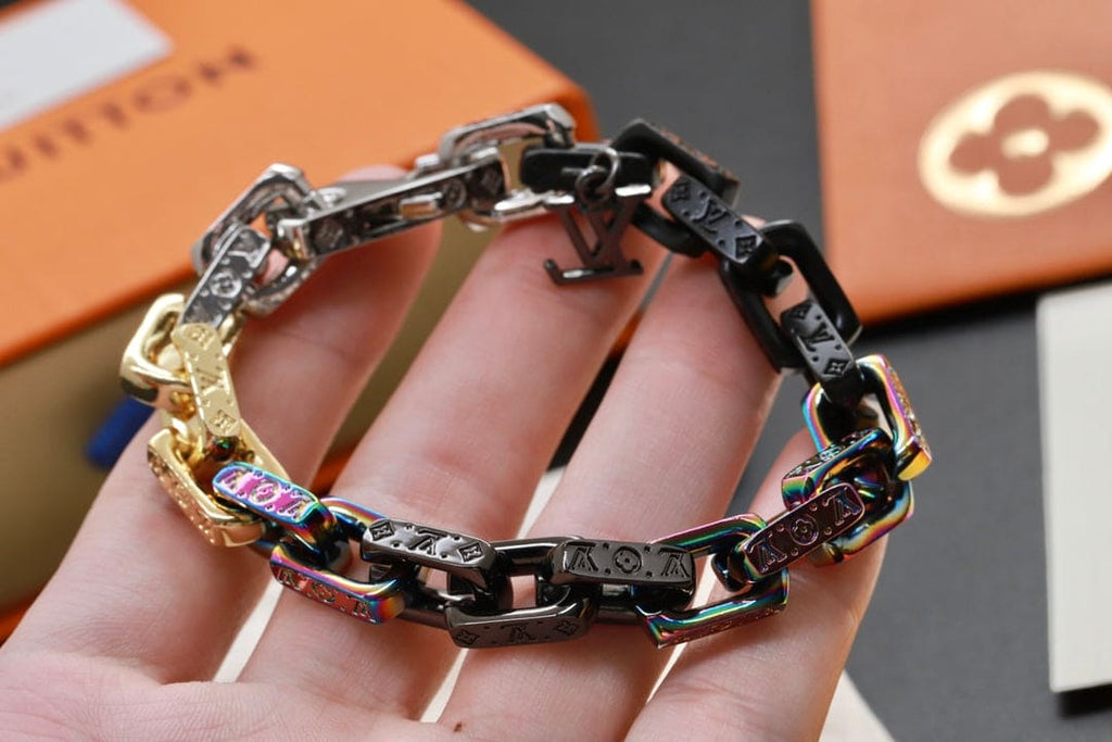 Louis Vuitton Street Style Chain 18K Gold Bracelet product image 2, provided for visual reference and product detail review