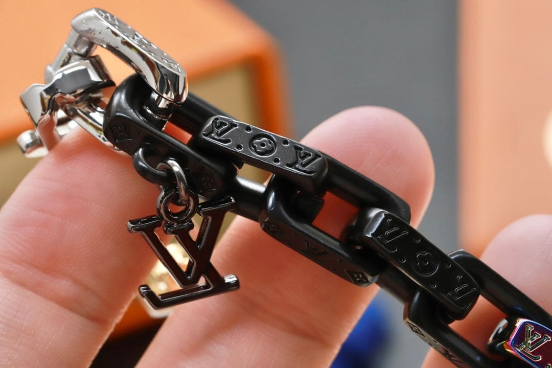 Louis Vuitton Street Style Chain 18K Gold Bracelet product image 10, provided for visual reference and product detail review