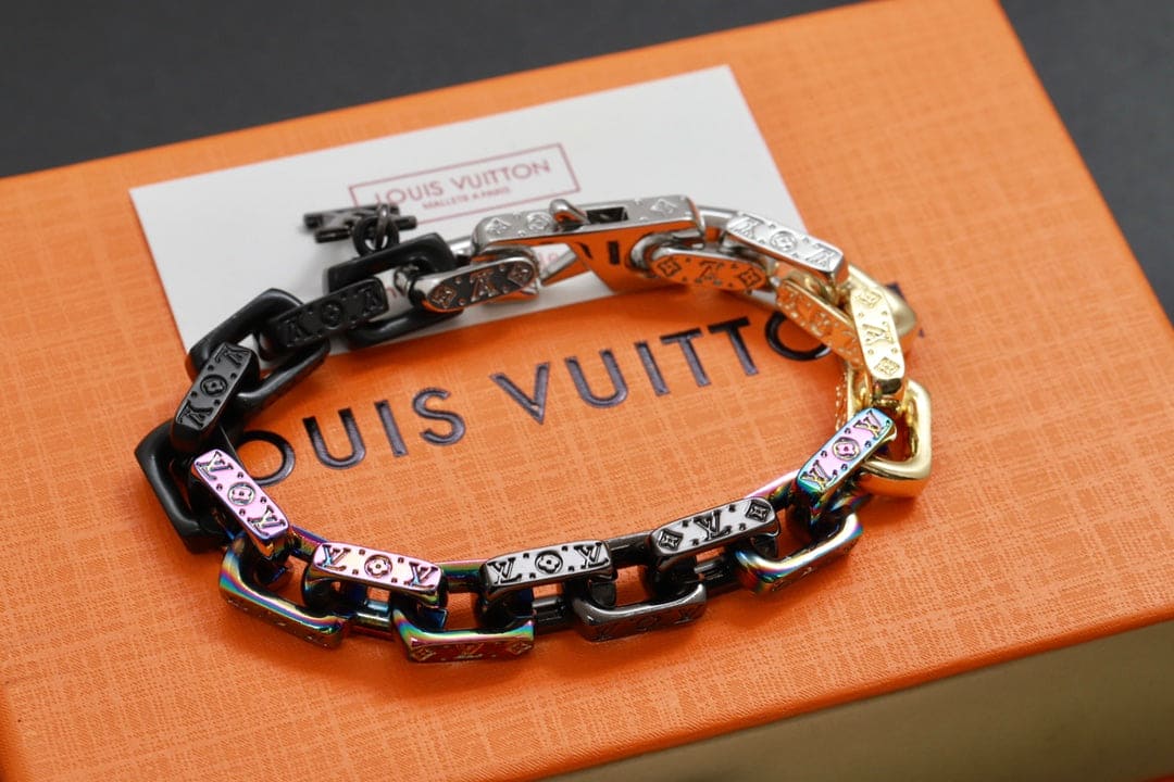 Louis Vuitton Street Style Chain 18K Gold Bracelet product image 8, provided for visual reference and product detail review
