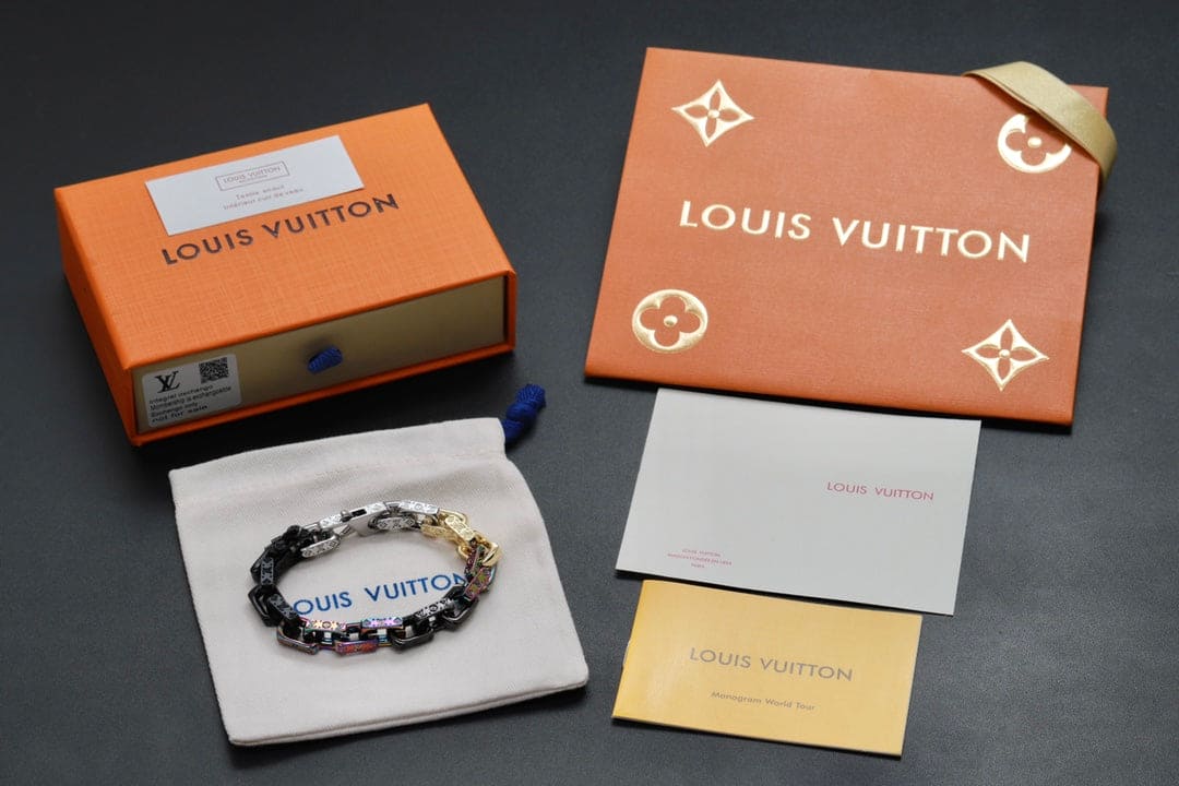 Louis Vuitton Street Style Chain 18K Gold Bracelet product image 5, provided for visual reference and product detail review