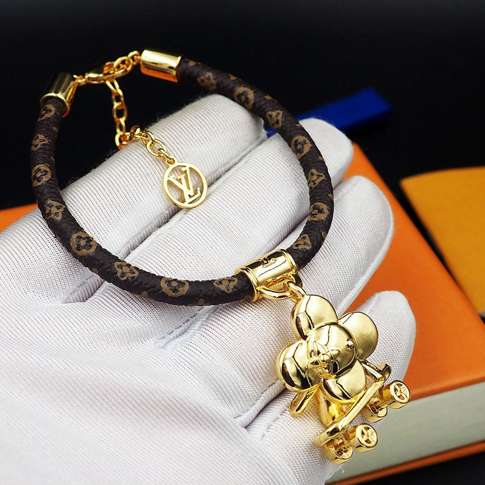 Louis Vuitton VIVIENNE KICK FLIP 18K Gold Bracelet product image 5, provided for visual reference and product detail review