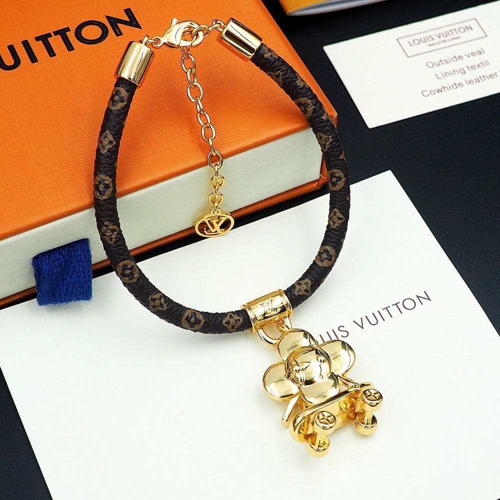 Louis Vuitton VIVIENNE KICK FLIP 18K Gold Bracelet product image 3, provided for visual reference and product detail review