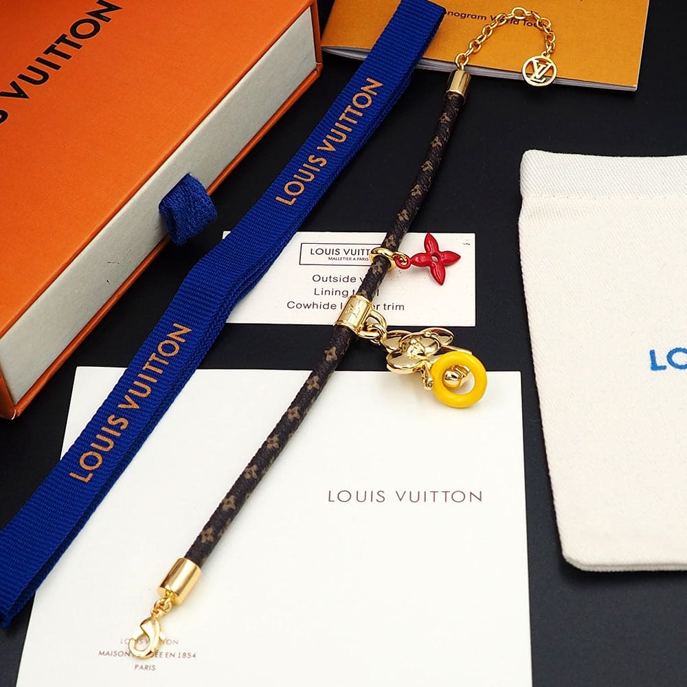 Louis Vuitton VIVIENNE POOL 18K Gold Bracelet product image 5, provided for visual reference and product detail review