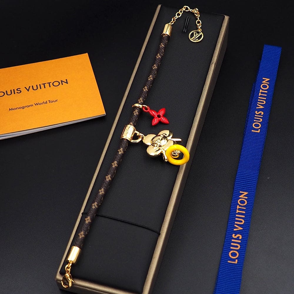 Louis Vuitton VIVIENNE POOL 18K Gold Bracelet product image 7, provided for visual reference and product detail review