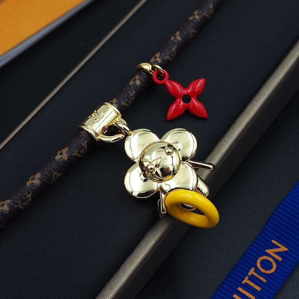 Louis Vuitton VIVIENNE POOL 18K Gold Bracelet product image 9, provided for visual reference and product detail review