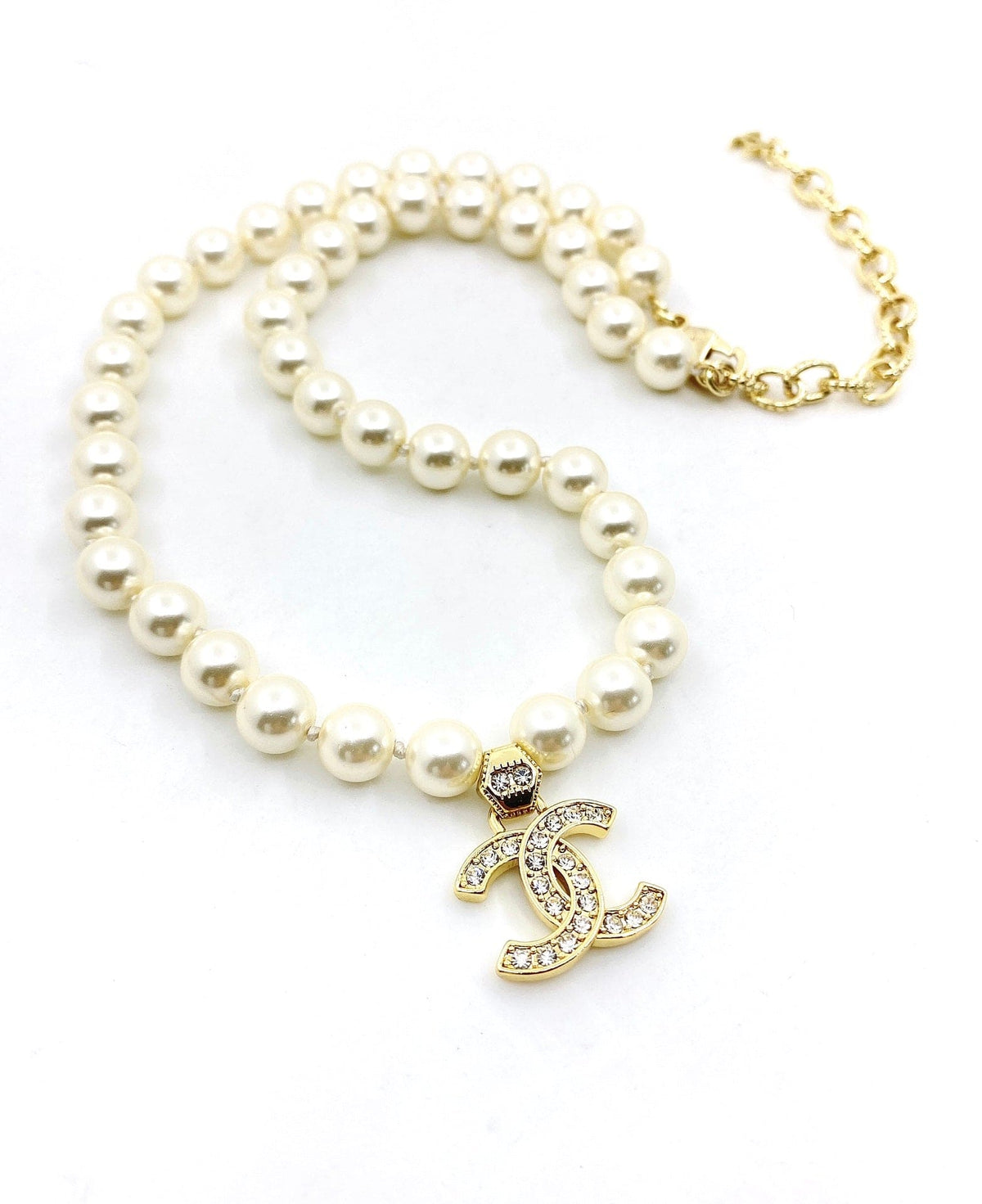 Chanel Diamonds Pearls 18K Gold Necklace product image 2, provided for visual reference and product detail review