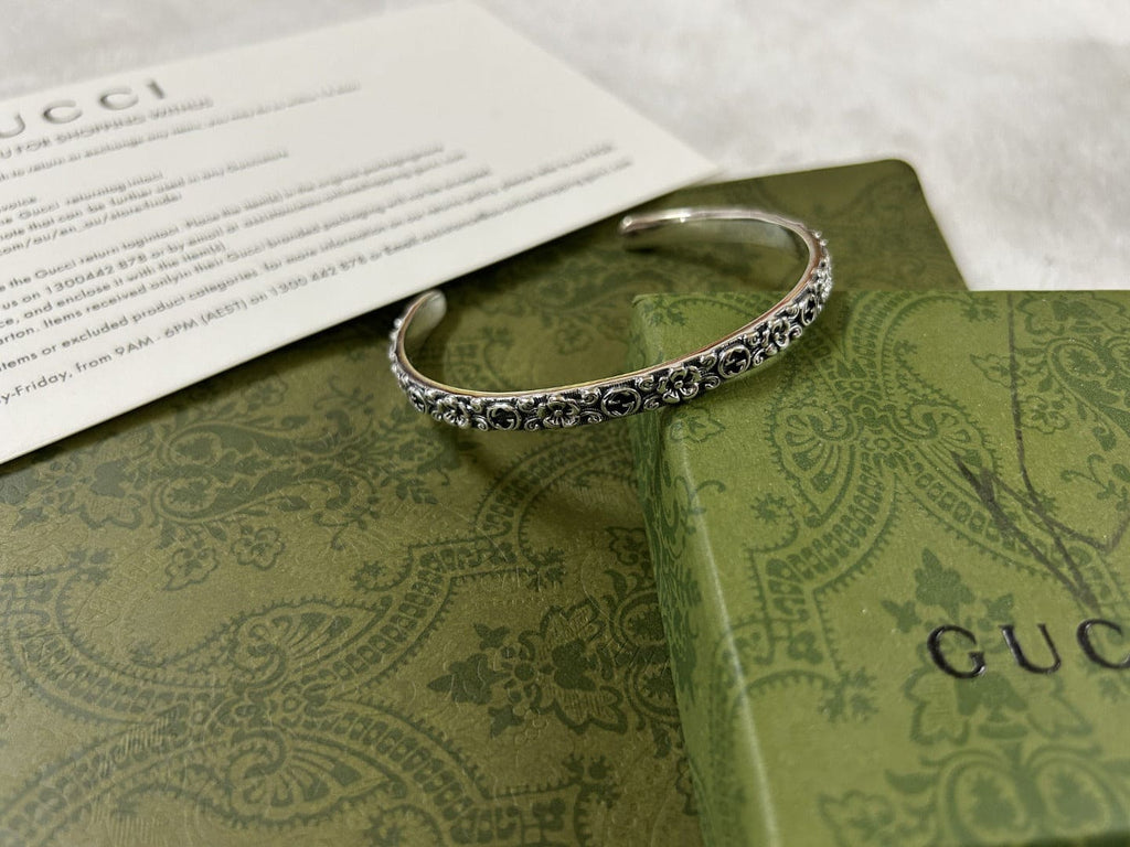 Double Gucci Interlocking Gucci Cuff With Flowers Bracelet product image 3, provided for visual reference and product detail