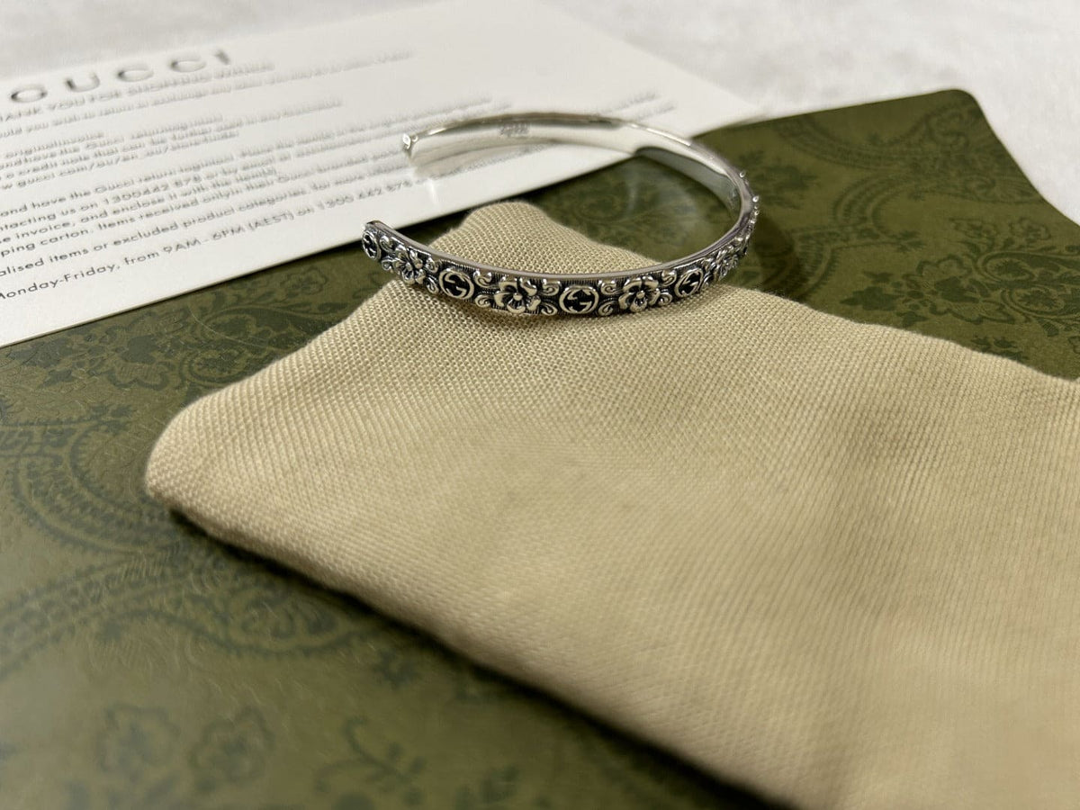 Double Gucci Interlocking Gucci Cuff With Flowers Bracelet product image 9, provided for visual reference and product detail