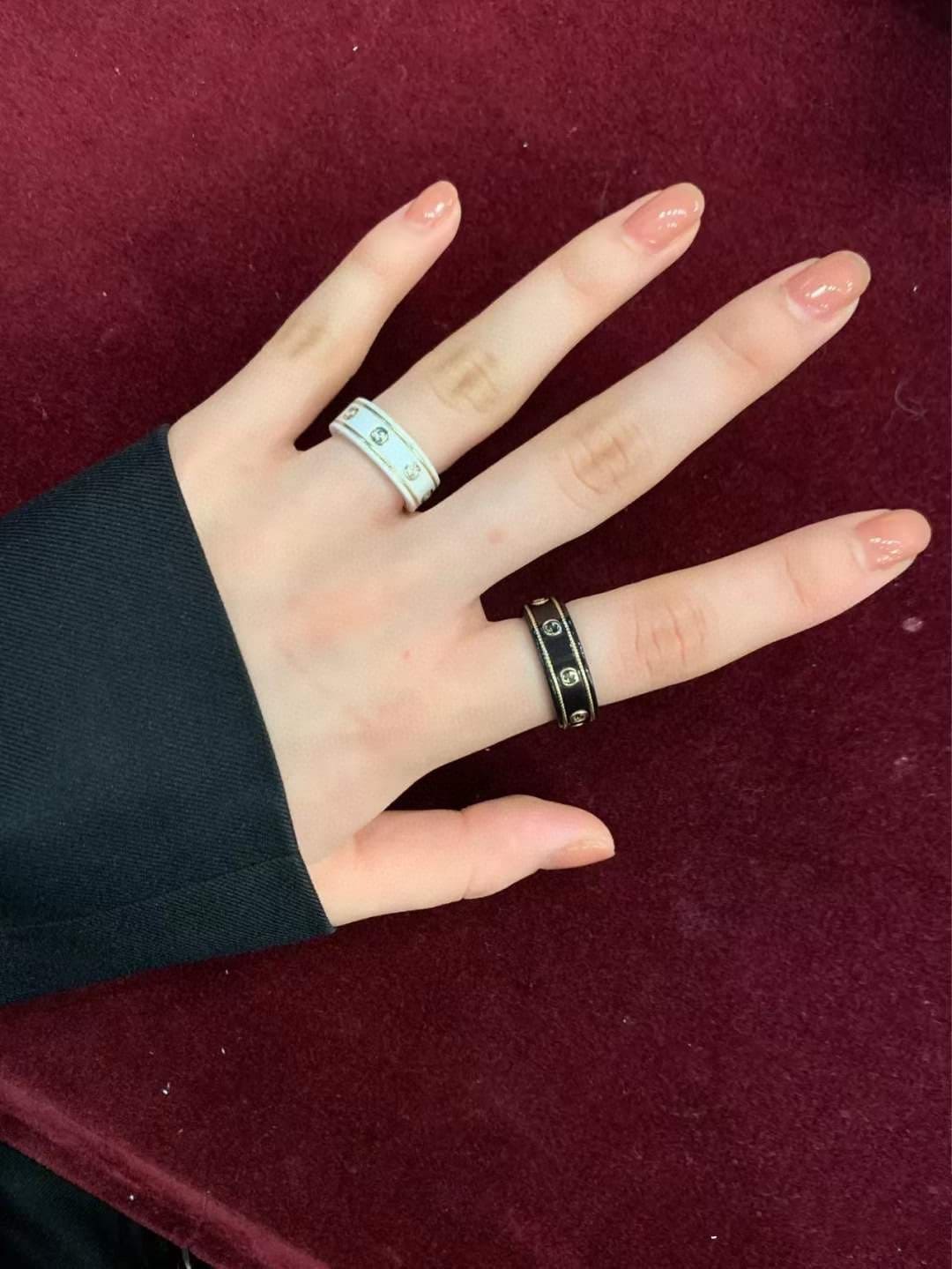 Gucci Double Interlocking Gucci Icon Black Corundum 18K Gold Ring product image 3, provided for visual reference and product