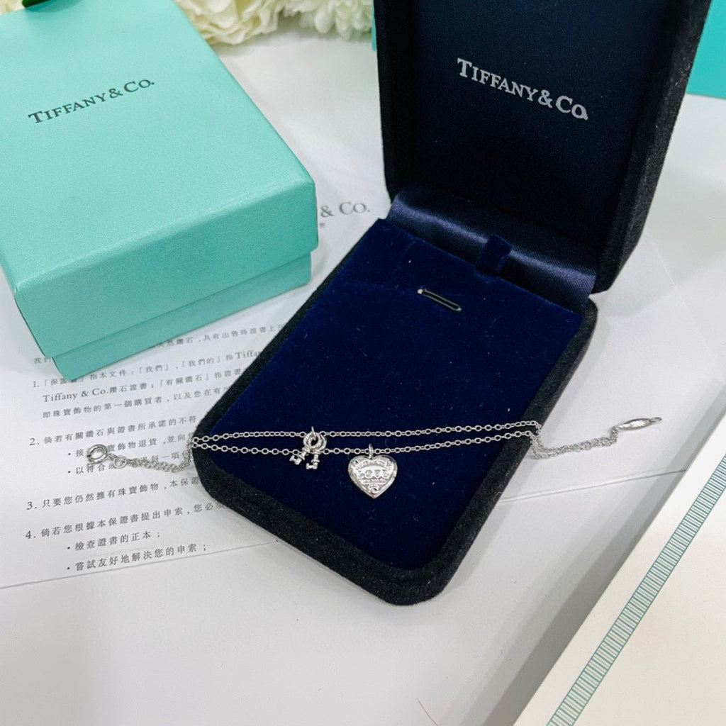 Tiffany Heart Tag Key 18K Gold Bracelet product image 5, provided for visual reference and product detail review