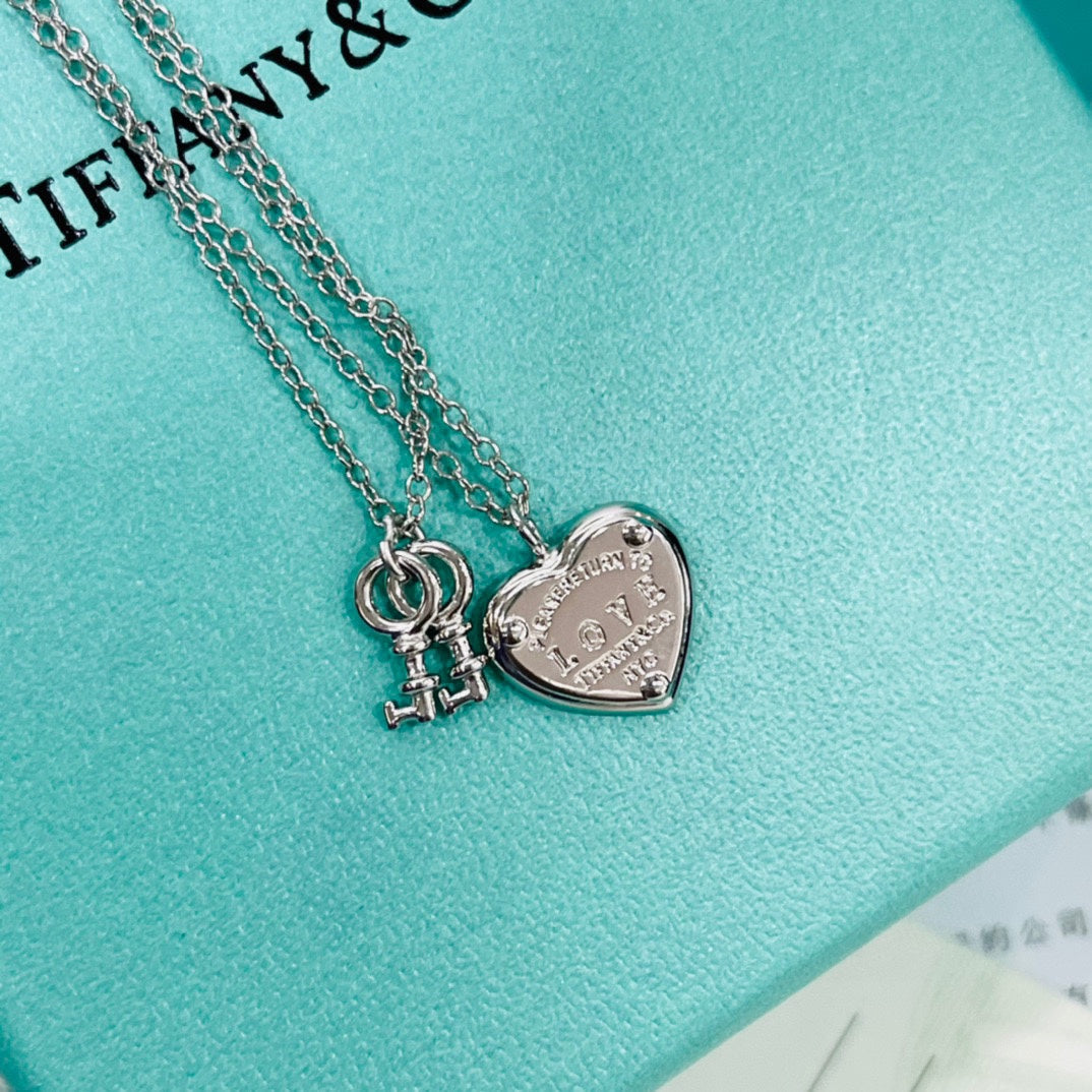 Tiffany Heart Tag Key 18K Gold Bracelet product image 8, provided for visual reference and product detail review