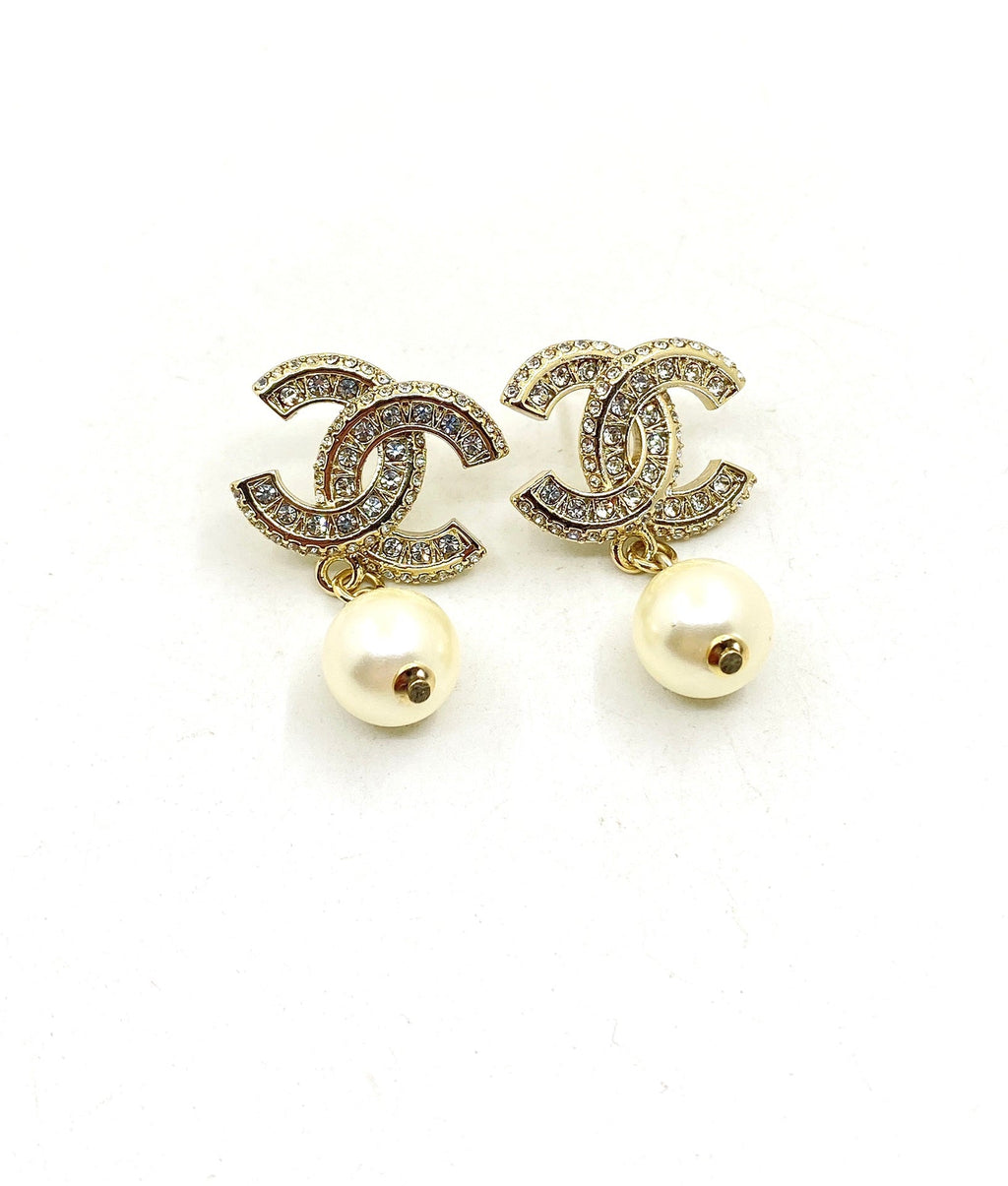 Chanel Pearls 18K Gold Earrings product image 6, provided for visual reference and product detail review