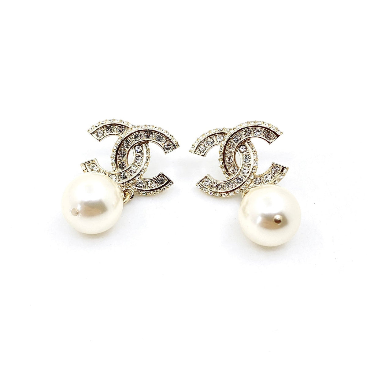 Chanel Pearls 18K Gold Earrings product image 1, provided for visual reference and product detail review