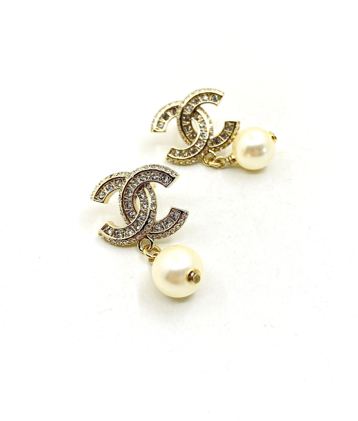 Chanel Pearls 18K Gold Earrings product image 3, provided for visual reference and product detail review