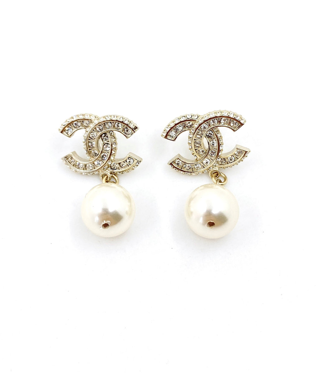 Chanel Pearls 18K Gold Earrings product image 5, provided for visual reference and product detail review