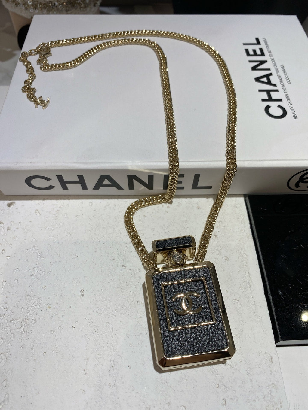 Chanel No.5 Perfume Pendant Vintage 18K Gold Necklace product image 1, provided for visual reference and product detail