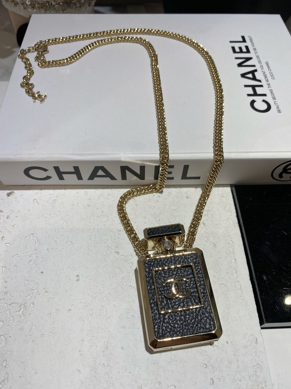 Chanel No.5 Perfume Pendant Vintage 18K Gold Necklace product image 1, provided for visual reference and product detail