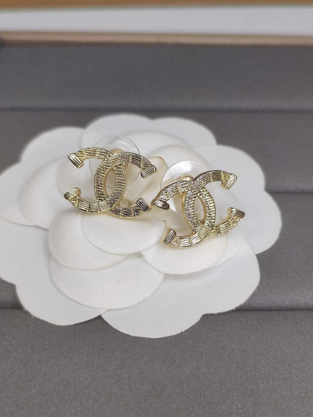 Chanel Classic 18K Gold Earrings product image 1, provided for visual reference and product detail review