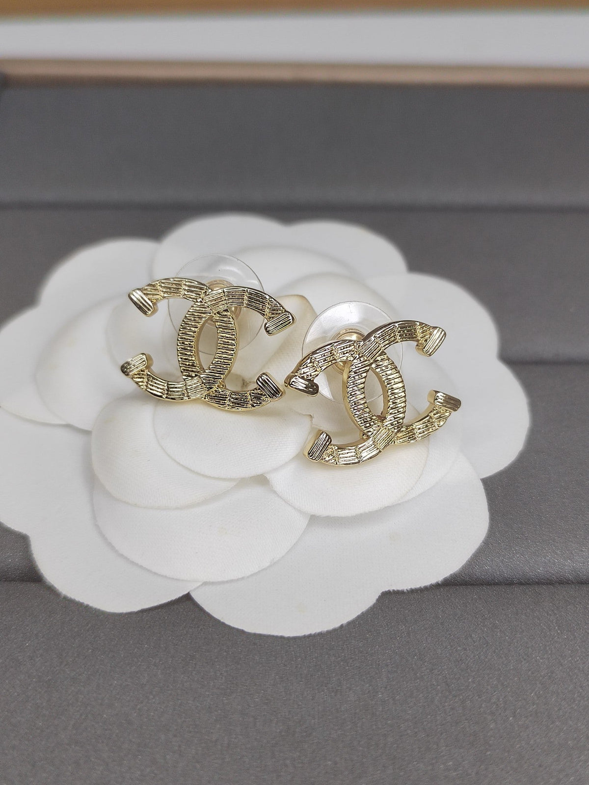 Chanel Classic 18K Gold Earrings product image 1, provided for visual reference and product detail review