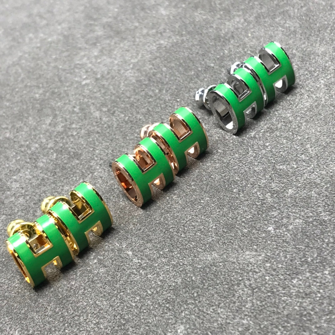 Hermes Mini Pop Green 18K Gold Earrings product image 4, provided for visual reference and product detail review