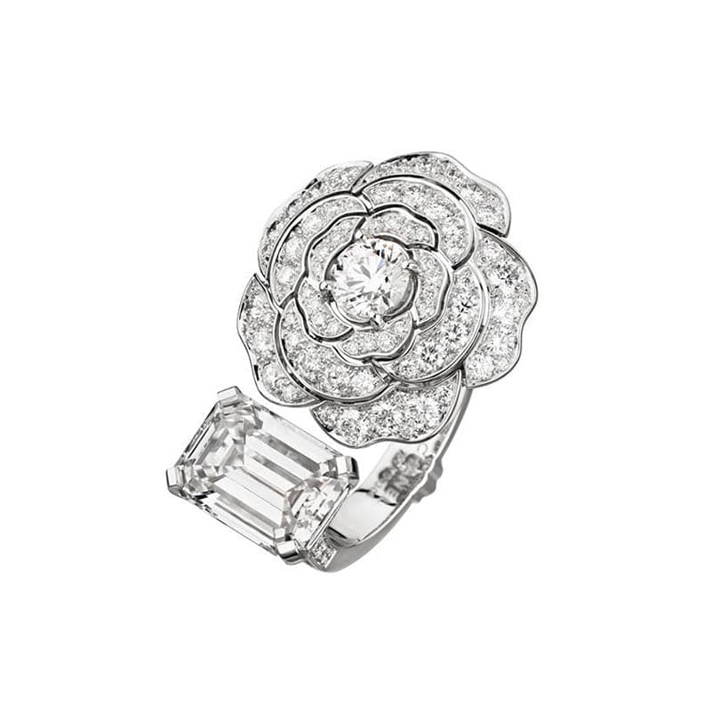 Chanel Diamond Camelia 18K Gold Ring product image 1, provided for visual reference and product detail review