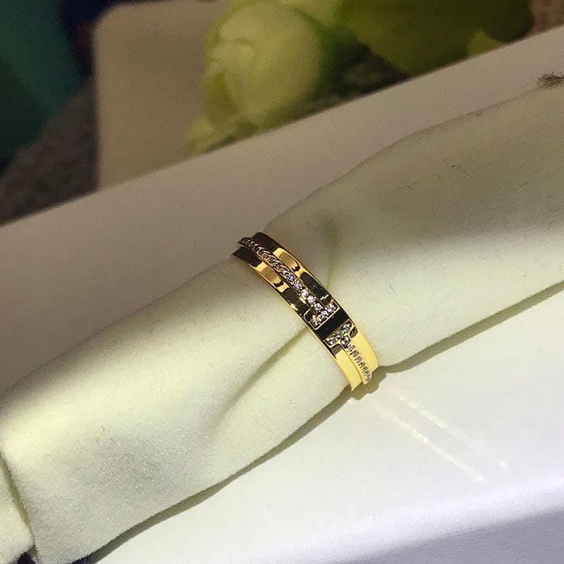 Tiffany Narrow Diamond 18K Yellow Gold Ring product image 2, provided for visual reference and product detail review