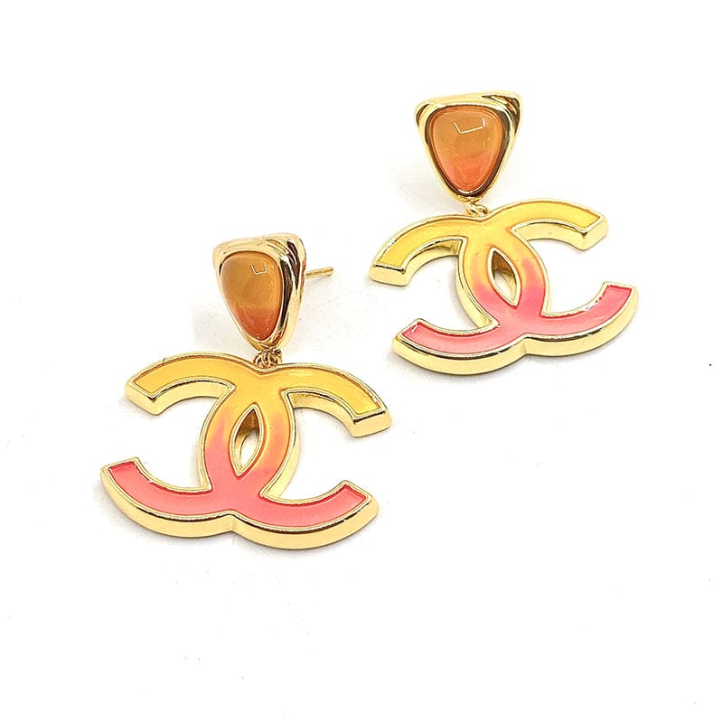 Chanel Classic Peach Dangle 18K Gold Earrings product image 1, provided for visual reference and product detail review