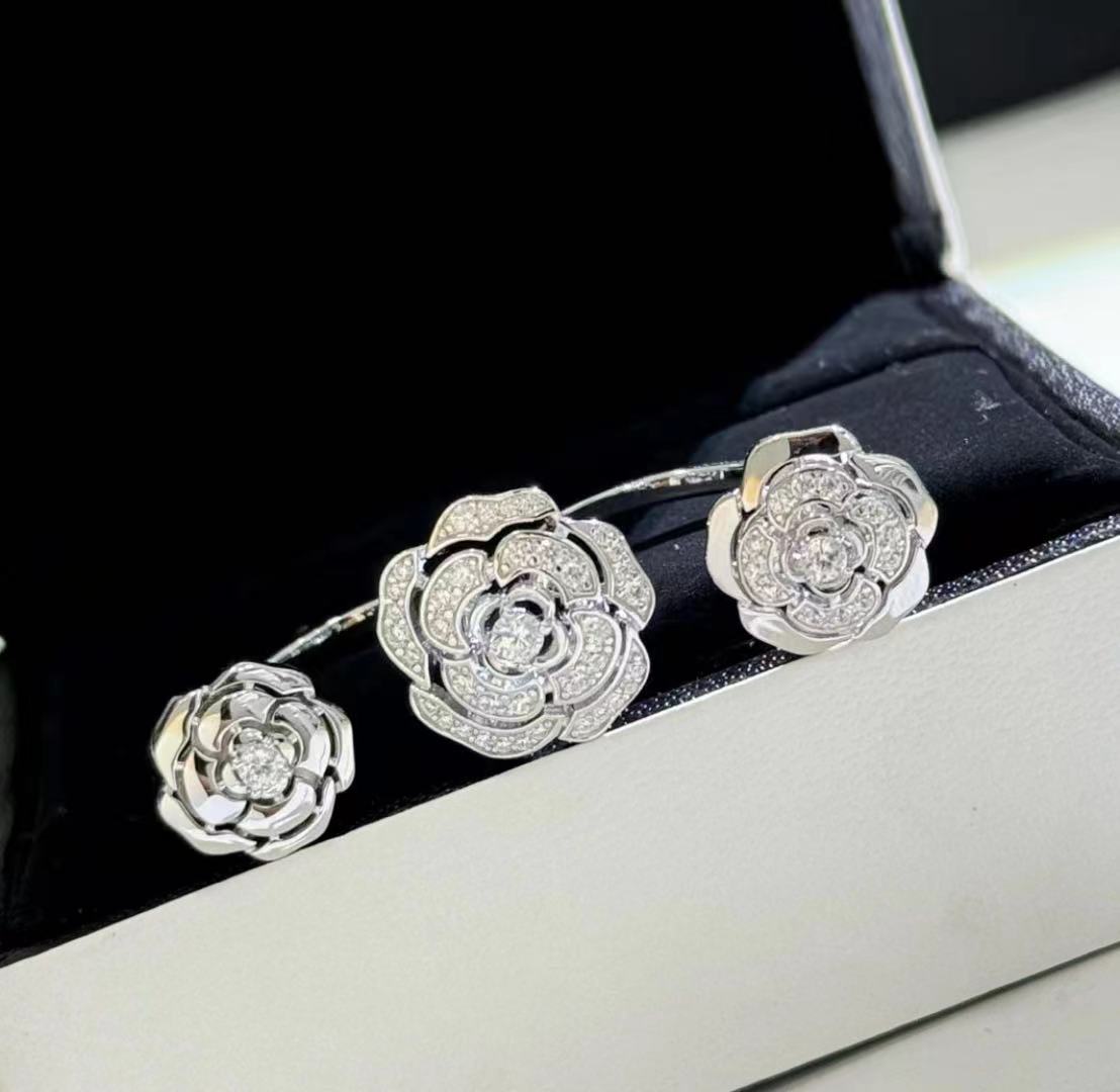 Chanel Extrait De Cam ̈¦lia Transformable 18K Gold Ring product image 3, provided for visual reference and product detail