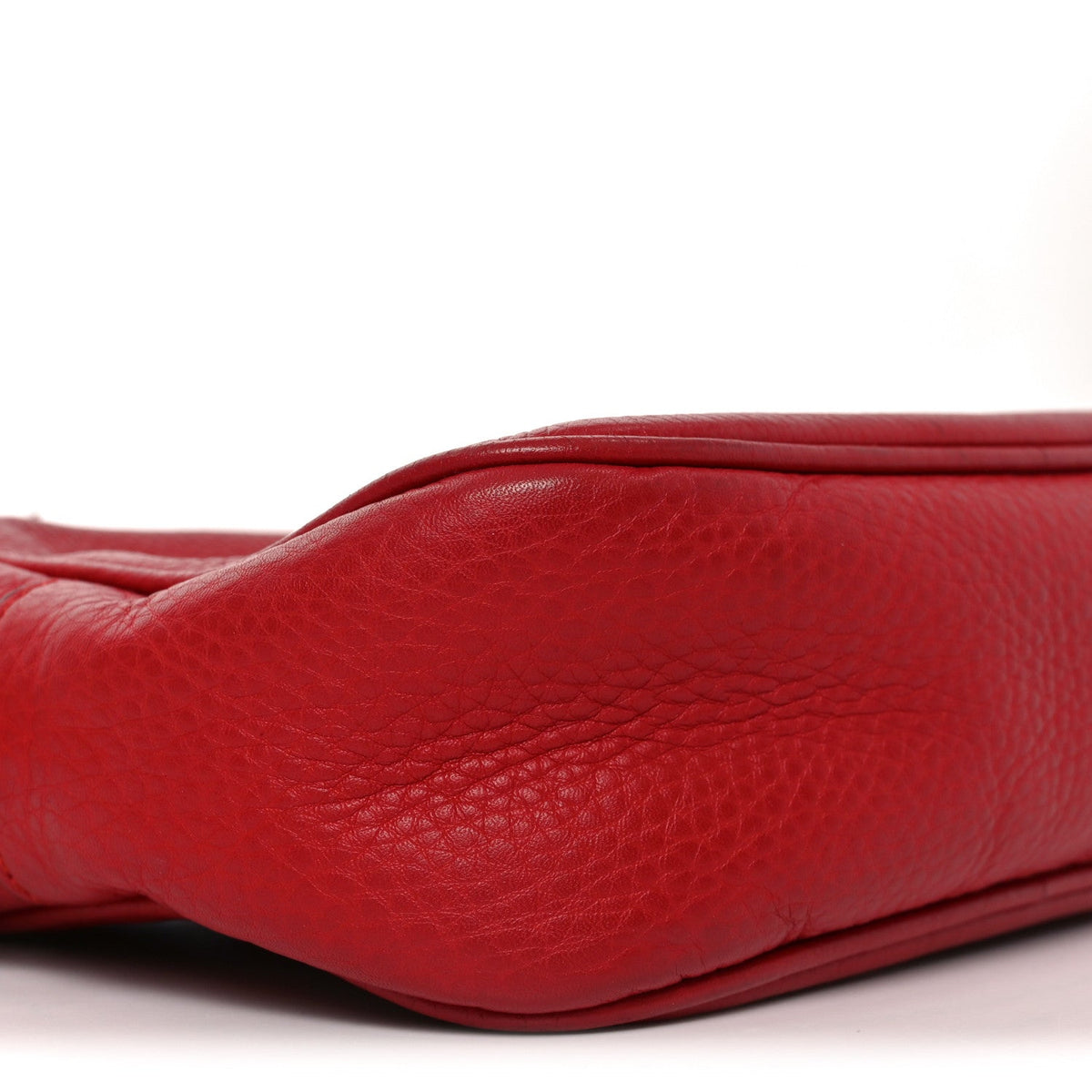 Pebbled Calfskin Small Soho Disco Bag Tabasco Red product image 10, provided for visual reference and product detail review