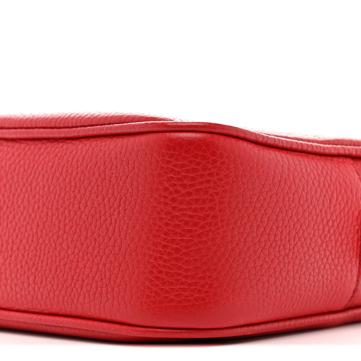Pebbled Calfskin Small Soho Disco Bag Tabasco Red product image 10, provided for visual reference and product detail review