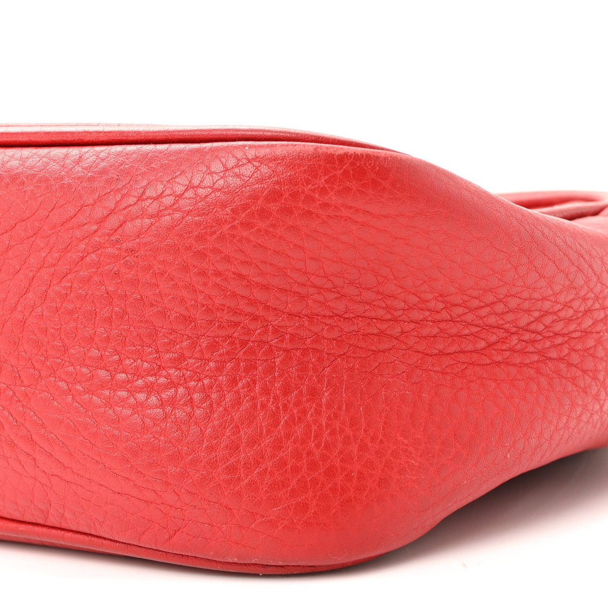 Pebbled Calfskin Small Soho Disco Bag Tabasco Red product image 10, provided for visual reference and product detail review