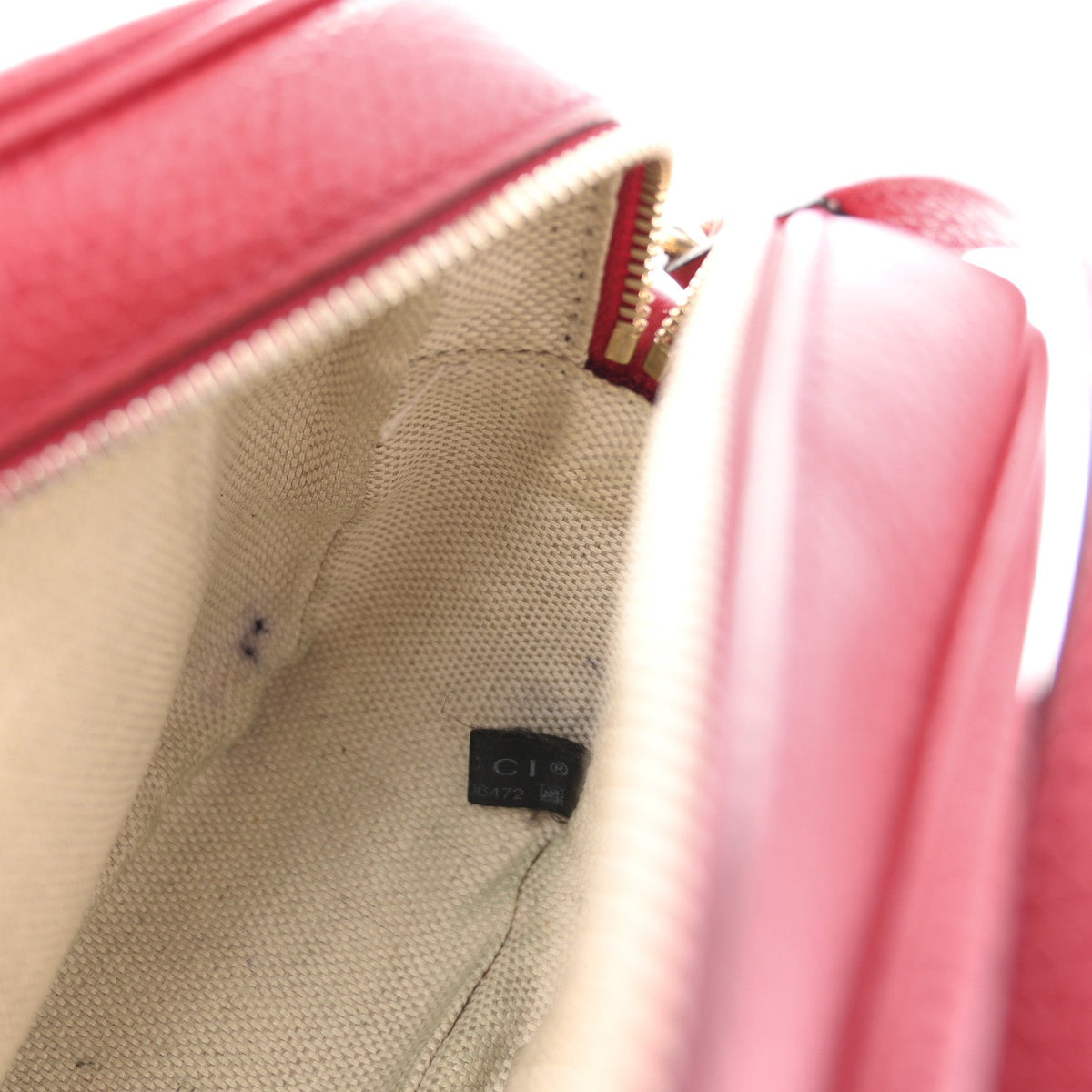 Pebbled Calfskin Small Soho Disco Bag Tabasco Red product image 11, provided for visual reference and product detail review