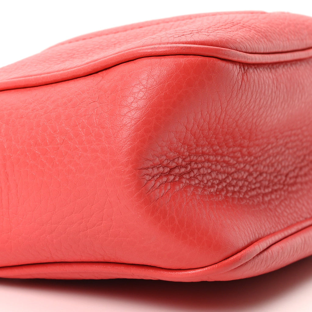 Pebbled Calfskin Small Soho Disco Bag Tabasco Red product image 9, provided for visual reference and product detail review