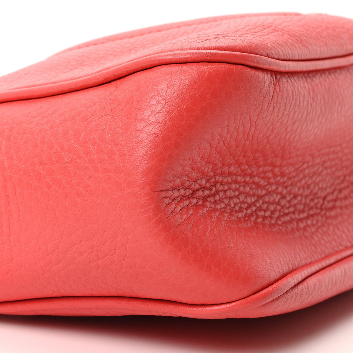 Pebbled Calfskin Small Soho Disco Bag Tabasco Red product image 9, provided for visual reference and product detail review